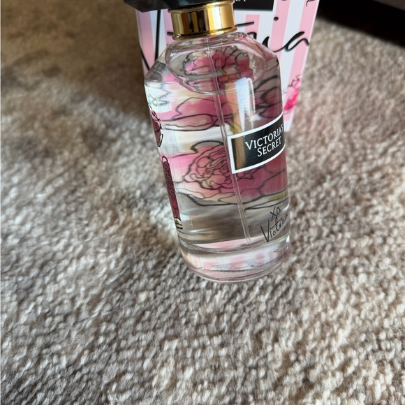 Victoria's Secret XO, Victoria Eau de Parfum - Pink Floral Packaging - Picture 3 of 3